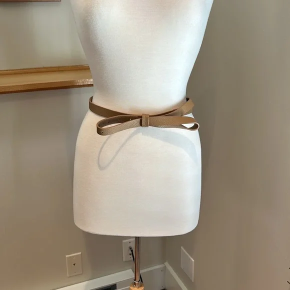 LAFAYETTE 148 NEW YORK  Leather Rope Belt 
NWOT
Size‎ M Lafayette 148 New York Belts for Women on Sale up to 90% Off  main image 3